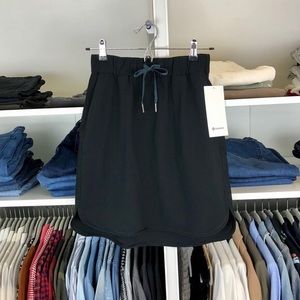Lululemon on the fly black skirt